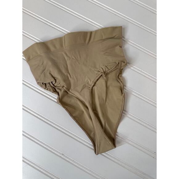 NEW Skims Seamless Sculpt Mid Waist Thong Mica Beige Shape Wear BUNDLE Size M - Picture 8 of 12